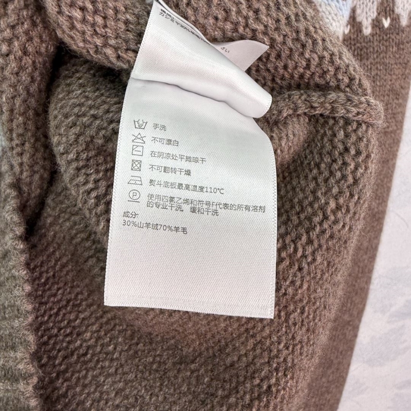 l0vis Vvtt0n sweaters